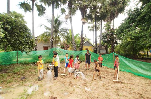 4cambodia_orphanage_garden.jpg.JPG