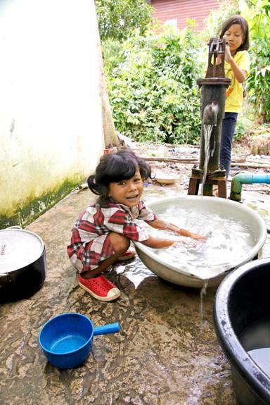 5cambodia_orphanage_water_pump.jpg