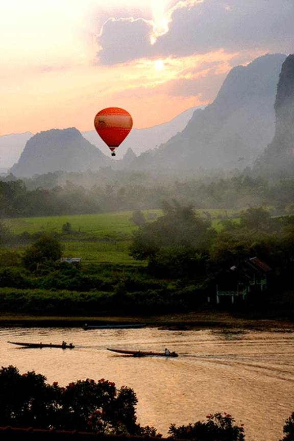 Laos_Balloon_Vang_Vieng_Riv.gif