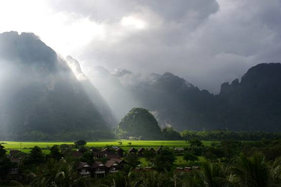 Laos_Vang_Vieng_Moonsoon_Sunset.jpg